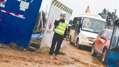 四川女协警赤脚站泥地中执勤 美丽