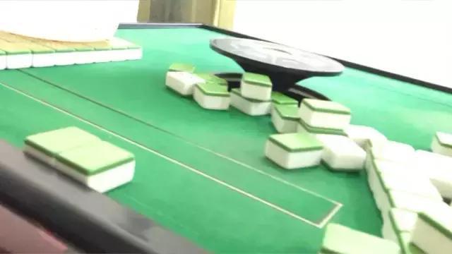 他是棋牌室老板？不，他是毒贩！