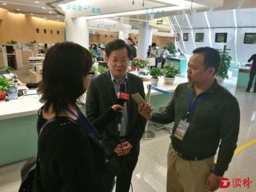 深圳市企业注册局负责人在接受记者采访。