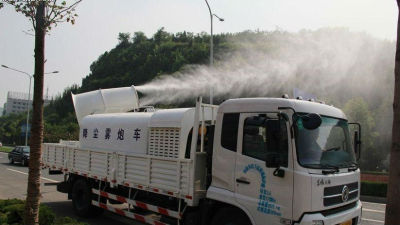 除霾神器雾炮车亮相北京街头吸附粉尘