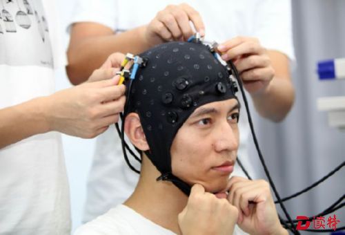 工作人员在近红外实验室检测脑部语言区的脑血流变化。