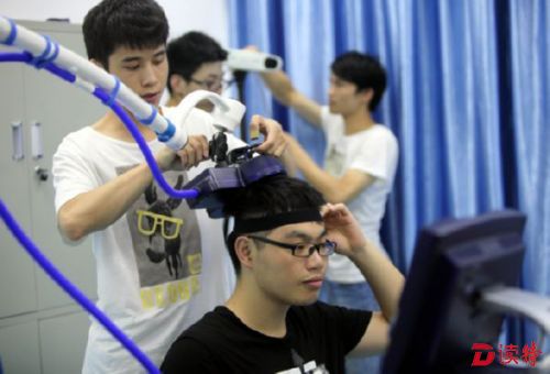 工作人员在颅磁刺激实验室进行脑神经康复实验。
