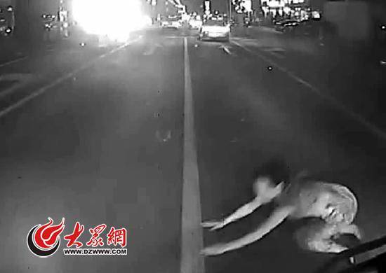 撞公交、钻大货车底：女子被碾死自己负全责