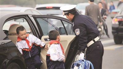 交警护娃进校门8年 牵过几乎整个学校孩子的手