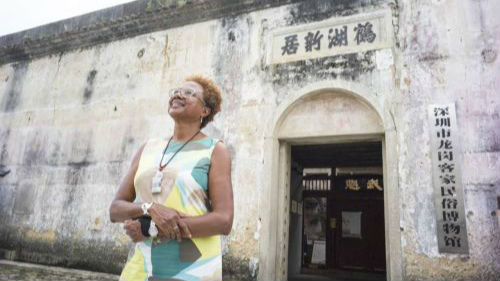 她是非洲裔的美国公司总裁，竟然也有深圳根