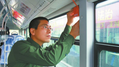 深圳公交车将加装“破玻器”