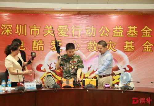白宏伟现场演示了救灾产品