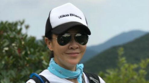 刘嘉玲素颜登山不P图 行家看出装备专业 