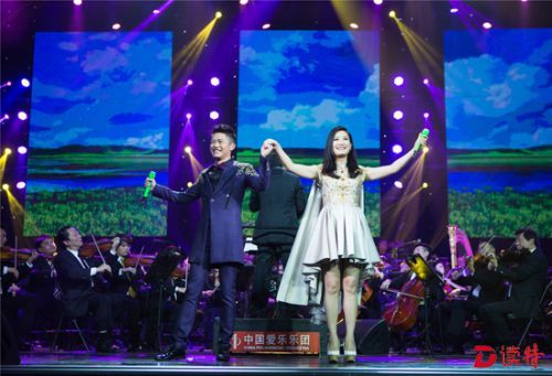 凤凰传奇曾于2014年与中国爱乐乐团合作交响演唱会