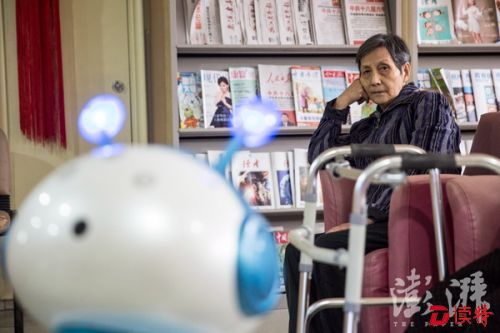 10月28日下午，赵奶奶在观看“阿铁”表演舞蹈和唱歌。