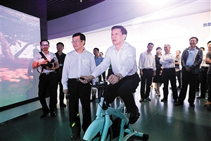 深圳市政协主席戴北方在宝安区城市规划展览馆体验虚拟驾驶。