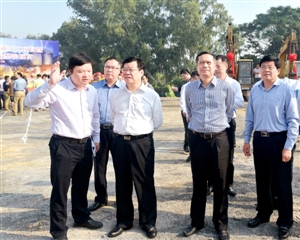 区委书记黄敏、区长姚任、区人大常委会主任张志彪、区政协主席邓桂洪等出席宝安区第四季度集中启动新开工项目暨沙井街道清平古墟及周边环境整治项目开工仪式。
