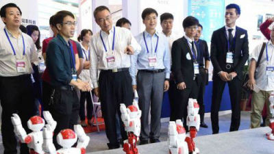 来福田高交会展位看机器人、VR科技