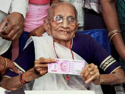 印度废除大额纸币 莫迪母亲与民众排队换钞票