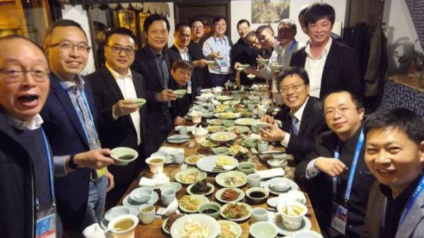 乌镇再现互联网顶级饭局 大佬比拼手机拍照