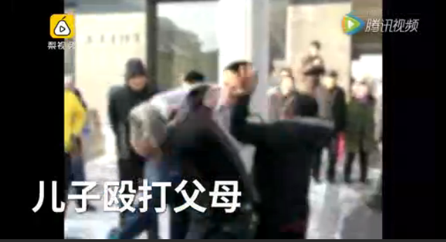 哈尔滨小伙当街殴打父母 只因父母买的婚房小