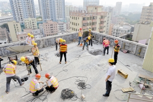 沙井火灾涉案违建正在被拆除，图为工人在顶楼进行拆除工作。