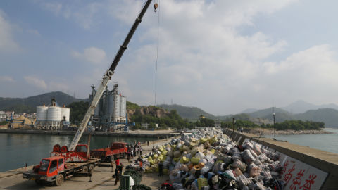 走私废旧衣物等“洋垃圾”千余吨！销毁！