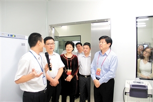 区人大常委会主任张志彪率队视察区疾控中心艾滋病确证实验室。