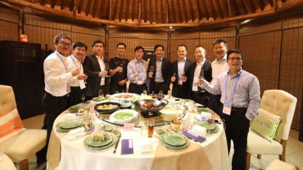 乌镇大佬饭局第二场：马化腾发红包 雷军乱入