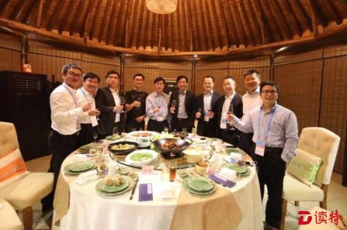 知道创宇创始人兼CEO赵伟、搜狗CEO王小川、滴滴出行CEO程维、腾讯CEO马化腾、58集团首席执行官姚劲波、小米董事长雷军、美团点评CEO王兴、知乎创始人周源、摩拜单车CEO王晓峰、58到家创始人陈小华聚餐。