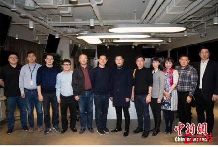 贾跃亭在长江商学院的十余位企业家同学与乐视控股签署了总额6亿美元的投资协议图片来源于微信公众号@乐视生态