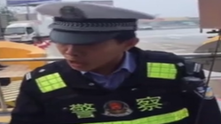 男子骑摩托上高速被拦与竟交警“辩法”
