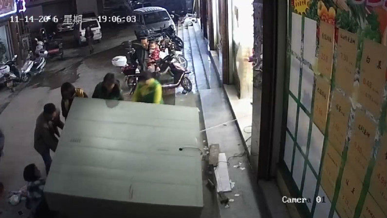 陕西一超市储物柜倒下砸中母子 男童不治身亡