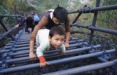 四川悬崖村“天梯”建好 孩子说：走这个梯子就不怕了
