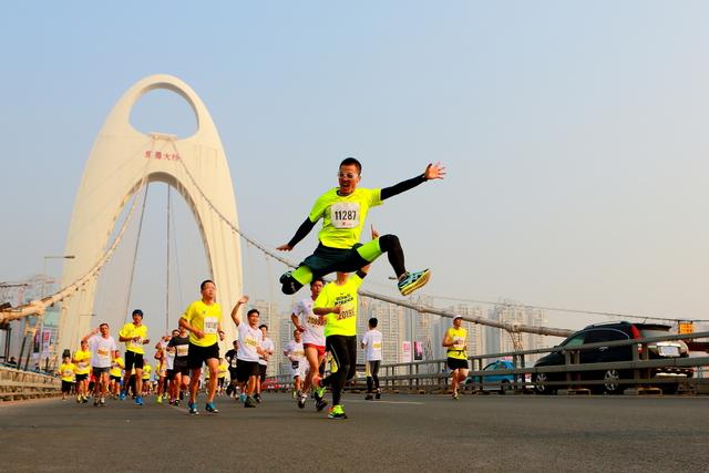 广州马拉松为跑者定制专属纪念册