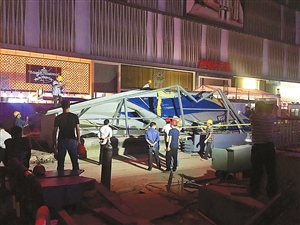 2号线华强北站B出口：5吨钢材落下砸塌工棚