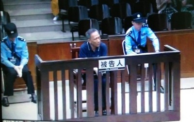 收受巨额贿赂，广东省水利厅原厅长黄柏青受审