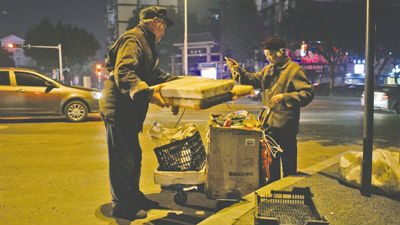 劝不了，她就陪着他捡垃圾， 一捡就是15年