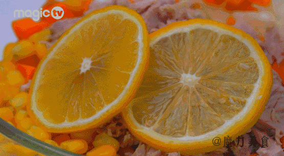 放四片切片柠檬，半个柠檬挤汁，再放入适量盐，搅拌均匀。