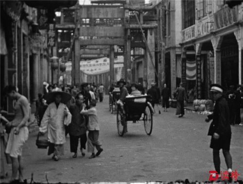 02 牌坊街。在丁铨著作《潮州旧影》的记载中，1950年代，整条牌坊街几近拆除。2004-2009年，潮州市重建了22座古牌坊。图片来源：截取自《潮汕旧影》（暂定名），版权归越众历史影像馆所有。