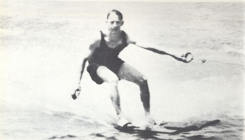 06 1922年Ralph Samuelson 发明滑雪板式滑水，图片来源：美国滑水基金会。