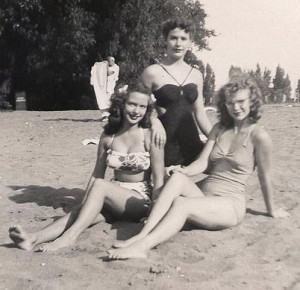 07   1940年代用以制作连体泳衣的材料种类繁多，如棉、人造丝、针织物等。基于材料的不同，衣物会有紧身或稍松弛的效果。为了更好的保护女性的隐私部位，此时的泳衣还特别制作了环绕腿部的小巧的裙子。即使是引起争议的分体式比基尼也采用了裙式下摆和包裹住肚脐的高腰设计。高腰和硬挺的风格，非弹性面料，帮助女士们更好的塑造出沙漏型身材。泳衣的上半部分也采取了内置的胸罩帮助塑造出更挺拔的胸型。图片来源：Vintage Dancer。