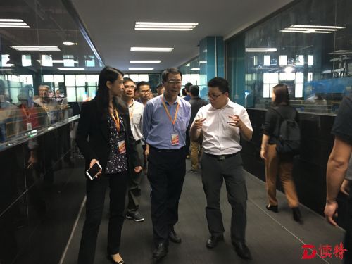 贝特瑞副总经理黄友元博士带领央媒采访团参观企业应用开发中心