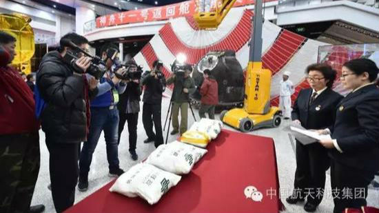 揭秘：神十一返回舱开舱 看看都带回了什么