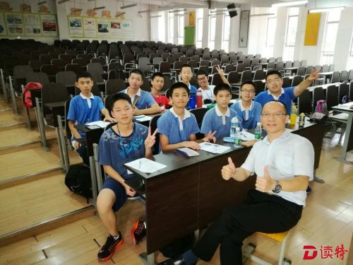 今年新学年开学前夕，深圳中学高中部请来了105位来自自各行各业的新生家长，与新生们分享了自己的职业故事