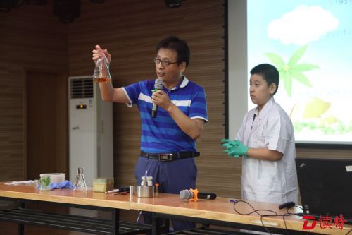 南山外国语（集团）文华学校六（3）班巩秋实和爸爸一起给一年级的学生们上了一堂《显微镜下的微观世界》的课