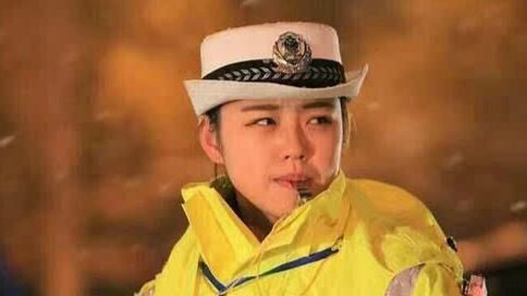 女交警撞脸陈妍希爆红 网友直呼好想去要签名