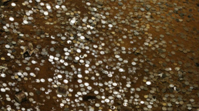 雷峰塔遗址硬币成堆 游客一年“打赏”两万元