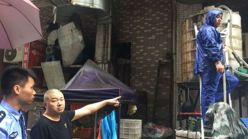 这种油是“定时炸弹”！龙华两家餐馆竟藏了1吨多