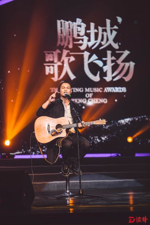 4.客家歌手邹锦龙在演唱《我是客家人》