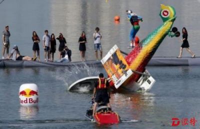 香港飞行器表演14人受伤 女机师坠海疑撞晕遇溺