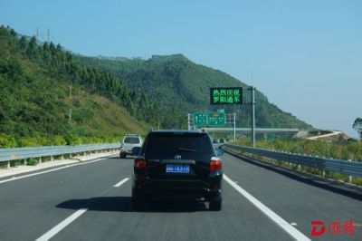 罗阳高速正式通车 有人专程开车去看风景