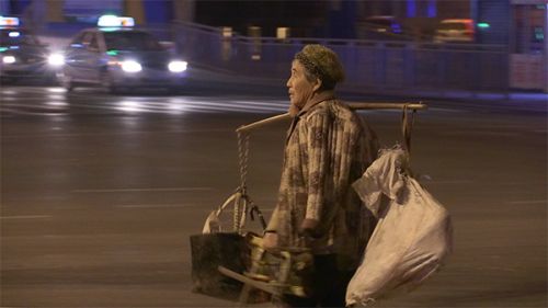 收了摊,王老太太选择在附近能躲风的地方过夜,一早再回家。