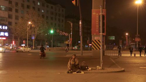 老太熬夜卖菜为儿买房 儿子流泪听完采访