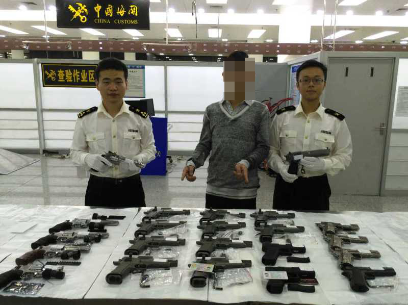 这个男子好大胆 背着22把“气动力枪”就入境